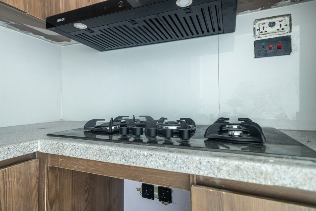Brum Height 5: Gas hob and extractor in the fitted kitchen
